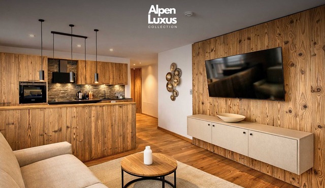 ALPENGLOW – Balcony & Incredible Mountain View