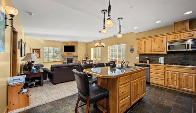 Alpine 2Bdrm Suite: Fireplace, Views, Sauna & Indoor Parking