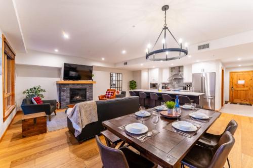 Alpine Chic - two-story mtn escape near downtown