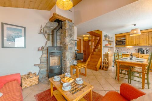 Alpine Duplex w/Balcony & Fireplace - Happy Rentals