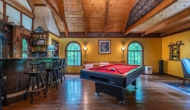 ALPINE ESCAPE CHALET! WITH POOL TABLE AND SPACIOUS ROOMS FOR ENTERTAINING