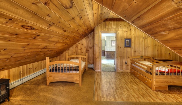 Alpine Meadows Lodge - Beautiful home on 7 acres of land just a mile from Main Street