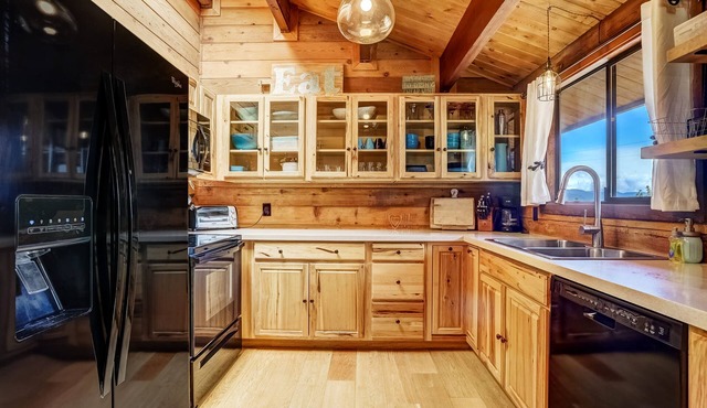 Altitude Adjustment Lodge - Hot tub Sunset Lake Views