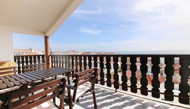 Alto da Pirica 2: Top floor apartment in the center, terrace, sea view & barbecue