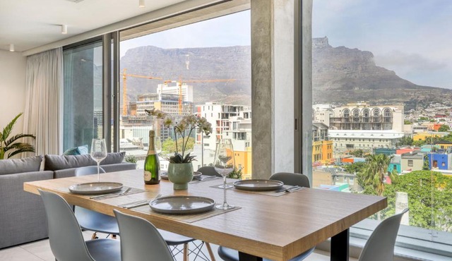 Always-Power Panoramic Mountain View Apartment