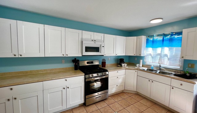 Aly’s Hideaway: Exceptional Value - 2BR Green Turtle Cay Home with Dock Slip