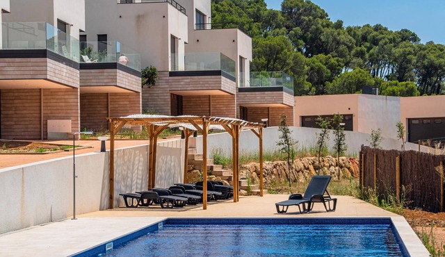 AM-7 Modern house with shared pool