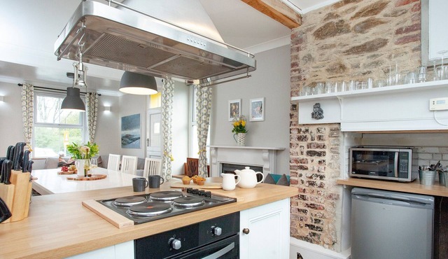 Am impressive, detached character country house.
