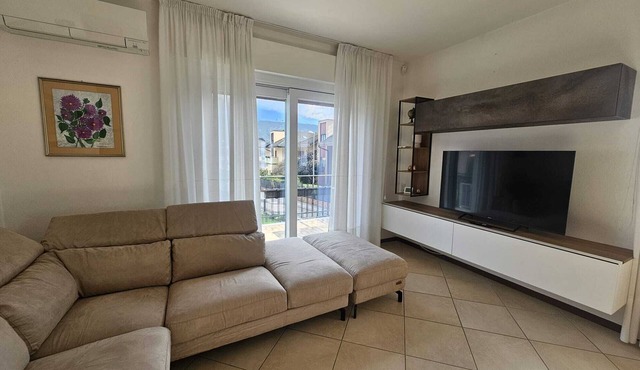 Amanda Deluxe 3-Bedroom Apartment with A/C and Mountain View