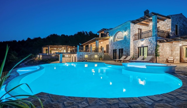 Amara Villa - Luxurious 6 Bedroom Villa with Private Pool