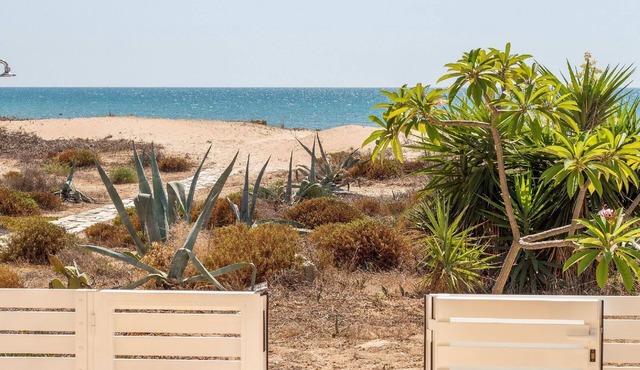 Amarillis, beachfront flat