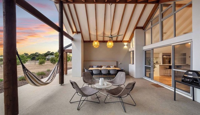 Amaroo Luxe Hinterland Farmhouse Studio