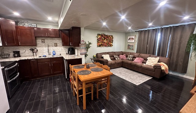 Amazing, 1 1-bedroom condo close to the Airport, Downtown, and freeway access.