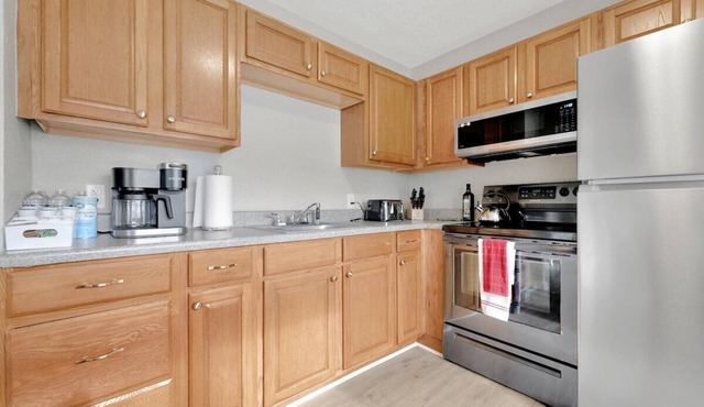 Amazing 2 Bedroom, Pet Friendly Home in Quiet Area