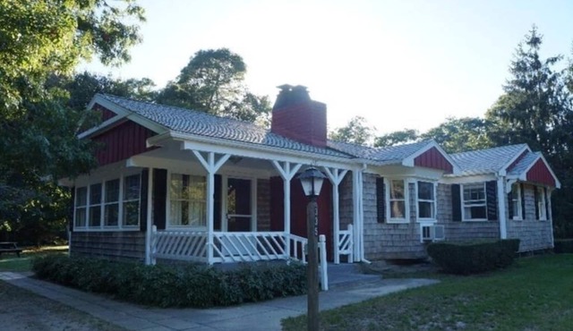 Amazing bay side ranch! Central Air-conditioning! 1/2 mile walk to beach!