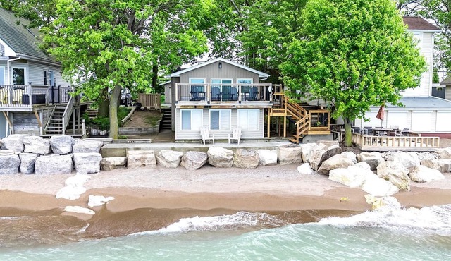 Amazing Beachfront Cottage with Barbecue in Leamington, Ontario