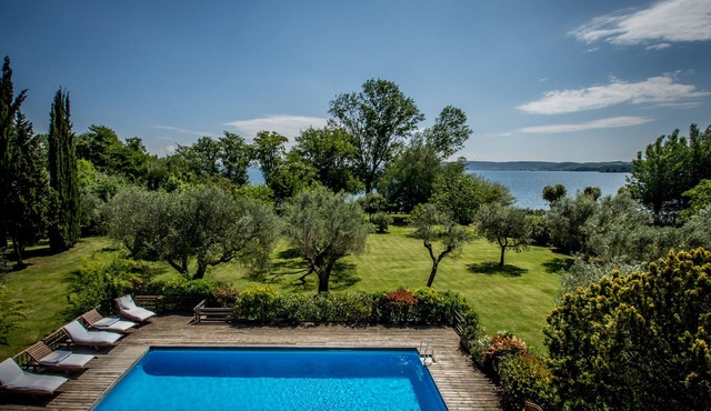 Amazing beachfront location, direct access to the lake, private beach, near Rome