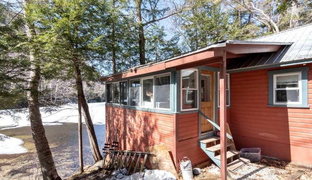 Amazing Cottage with Lake Views and Fireplace in Meredith, New Hampshire