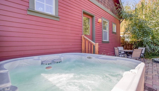 Amazing Downtown Bend location, King suite and private fenced patio with Hot Tub