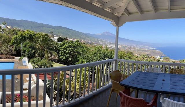Amazing Sea- and Mountainviews. Tropical Garden with Privatepool