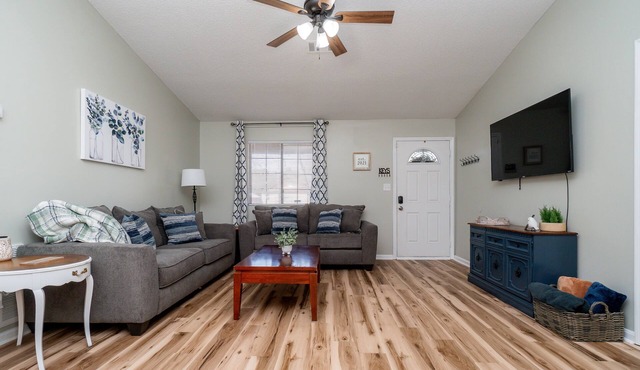 AMAZING for Large Groups or Crews- 7 beds/4 bedrooms
