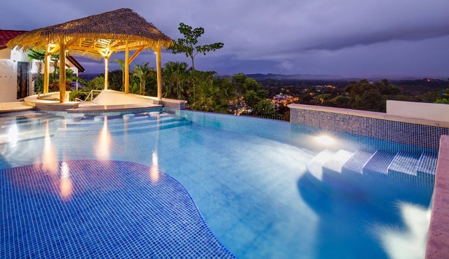 AMAZING Hillside Home, Private Infinity Pool, Covered Veranda, Spacious Rooms