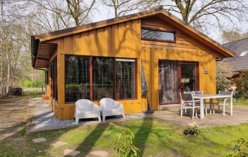 Amazing Home In Dwingeloo With Wifi