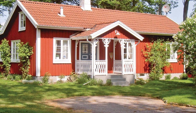 Amazing home in Ljungby with lake view