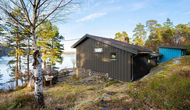 Amazing home in Risør with house sea view