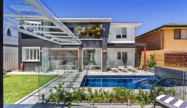 Amazing home with swimming pool, close to Shoal Bay Beach!