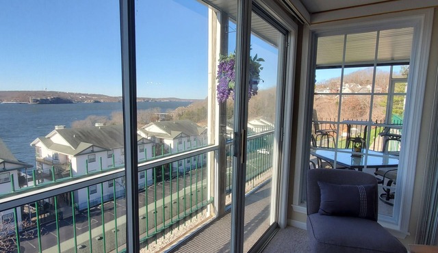 AMAZING LAKE VIEW! GORGEOUS SUNSET! ON MAIN CHANNEL! 3BR/2BA-SLEEPS 6-8