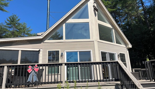 AMAZING LAKEFRONT HOUSE WITH PRIVATE DOCK, PRIVATE BEACH, 4 BEDROOMS, SLEEPS 12+