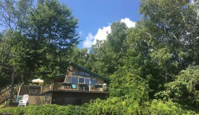 Amazing lakeside cottage, stunning view & Sunsets!