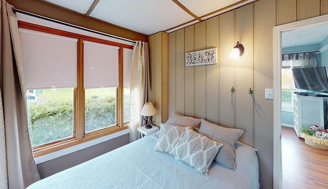 Amazing Lakeview-Cozy Cottage- Private Beach Access Sleeps 6
