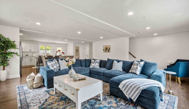 Amazing Location, 3 BR KING SUITE, Covered Parking