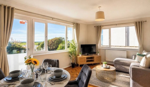 Amazing Location - Free Parking - Beach Opposite!
