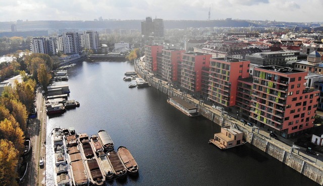 Amazing luxury 4-bedroom house boat in enchanting Prague - movie screen and BBQ