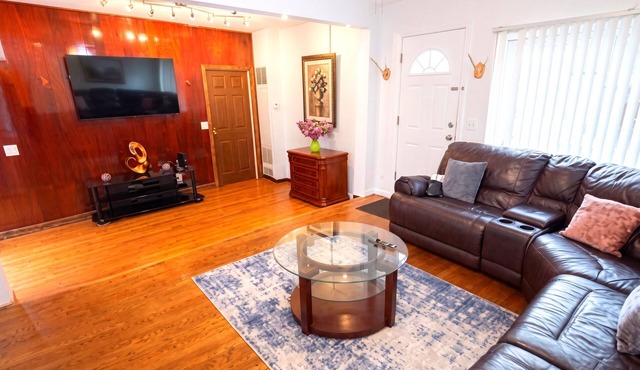 Amazing Mid-Term Rental Entire Home In Glenview