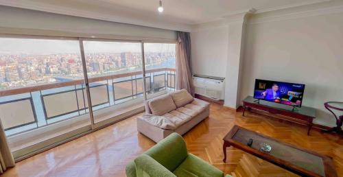 Amazing Nile & Pyramids View Apartment
