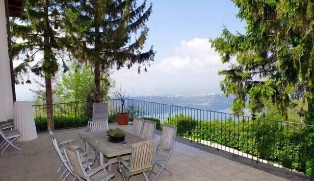 AMAZING PANORAMIC VILLA OVERLOOKING THE LAKE