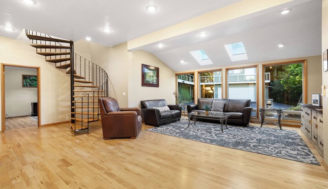 Amazing panoramic views and deck to watch from