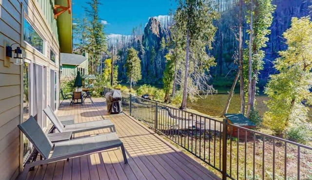 Amazing riverfront cabin with views, deck, firepit, & grill - dog-friendly