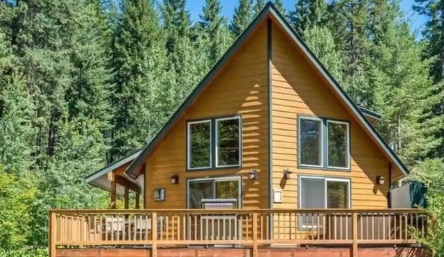 Amazing riverfront cabin! 8 person Hot Tub, 20 min to Stevens and Leavenworth!