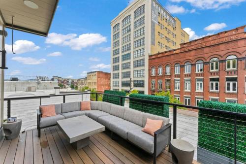 Amazing Rooftop Patio Overlooking street
