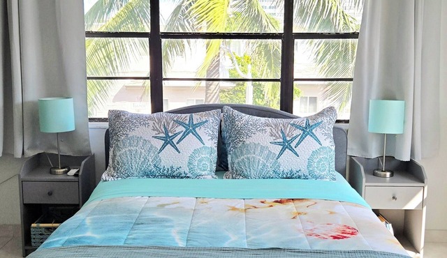 Amazing steps from the beach,full size kitchen,parking! 5star Reviews other site
