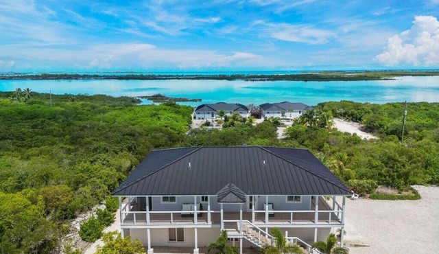 Amazing view, two king bedroom w/ensuite bathrooms. Private heated pool