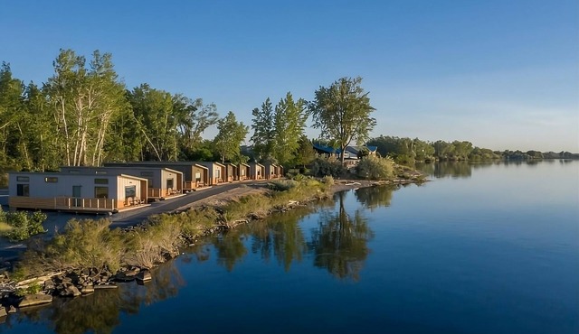 Amazing Views and Beautiful Resort! Cabin w/King Bed & Kitchen and Pool Access