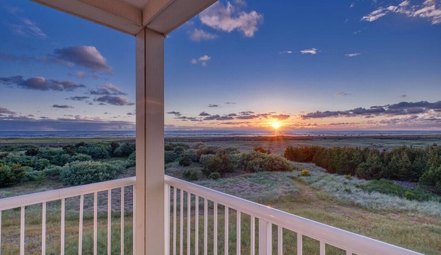 AMAZING VIEWS, Beachfront, Pets OK, In Town, Elevator, Walk to Beach (Azure)