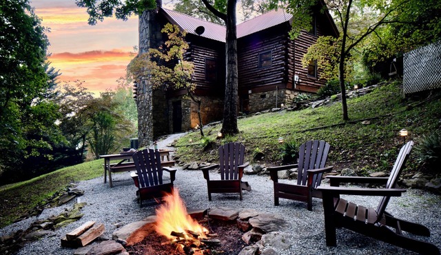 AMAZING VIEWS! ! Hand Built Log Cabin with Hot Tub and Fire Pit