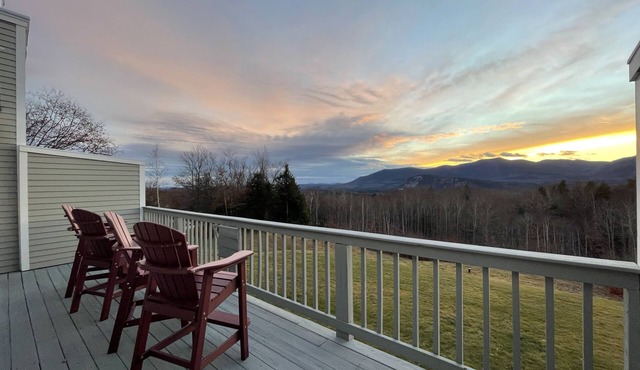 Amazing Views, Peaceful Surroundings, Yet Minutes From All The Fun. 3/2